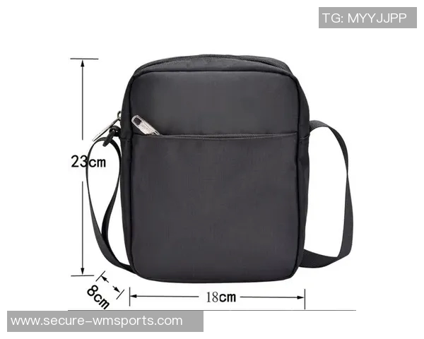 国外足球明星斜挎包的时尚潮流与品牌揭秘